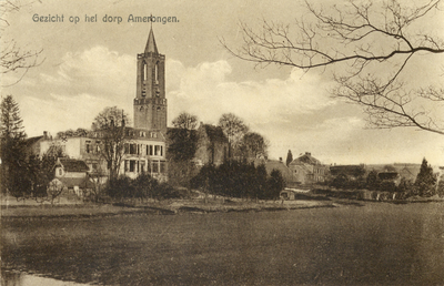 6891 Gezicht op de toren van de Nederlands Hervormde kerk en de achterzijde van enkele huizen aan de Drostestraat en de ...